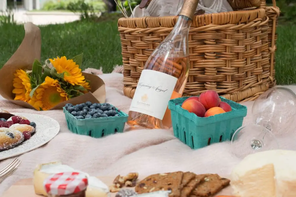 How to Host a Parisian Picnic 