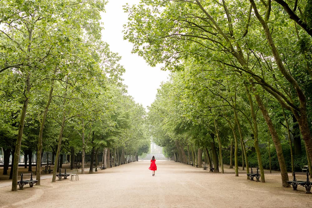 solo female travel to paris photo by katie donnelly photography