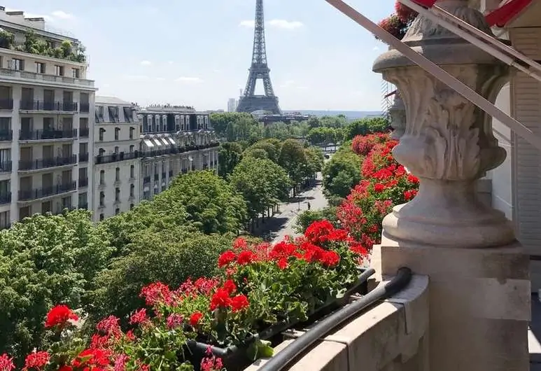 Hotel San Régis  Weekend in Paris with a view on the Eiffel Tower