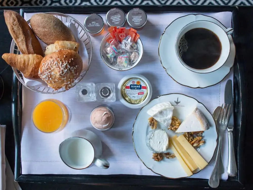 breakfast paris pavillon de la reine