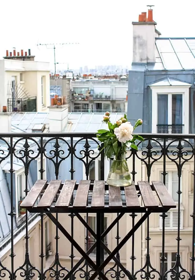 favorite paris street 
paris apartment montmartre everyday parisian 