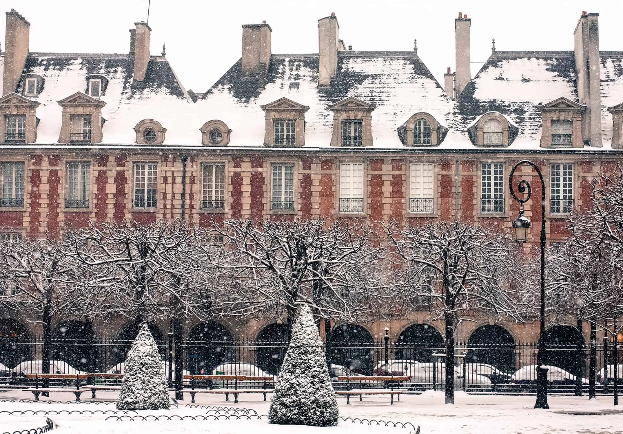 snow in place des vosges winter in Paris 