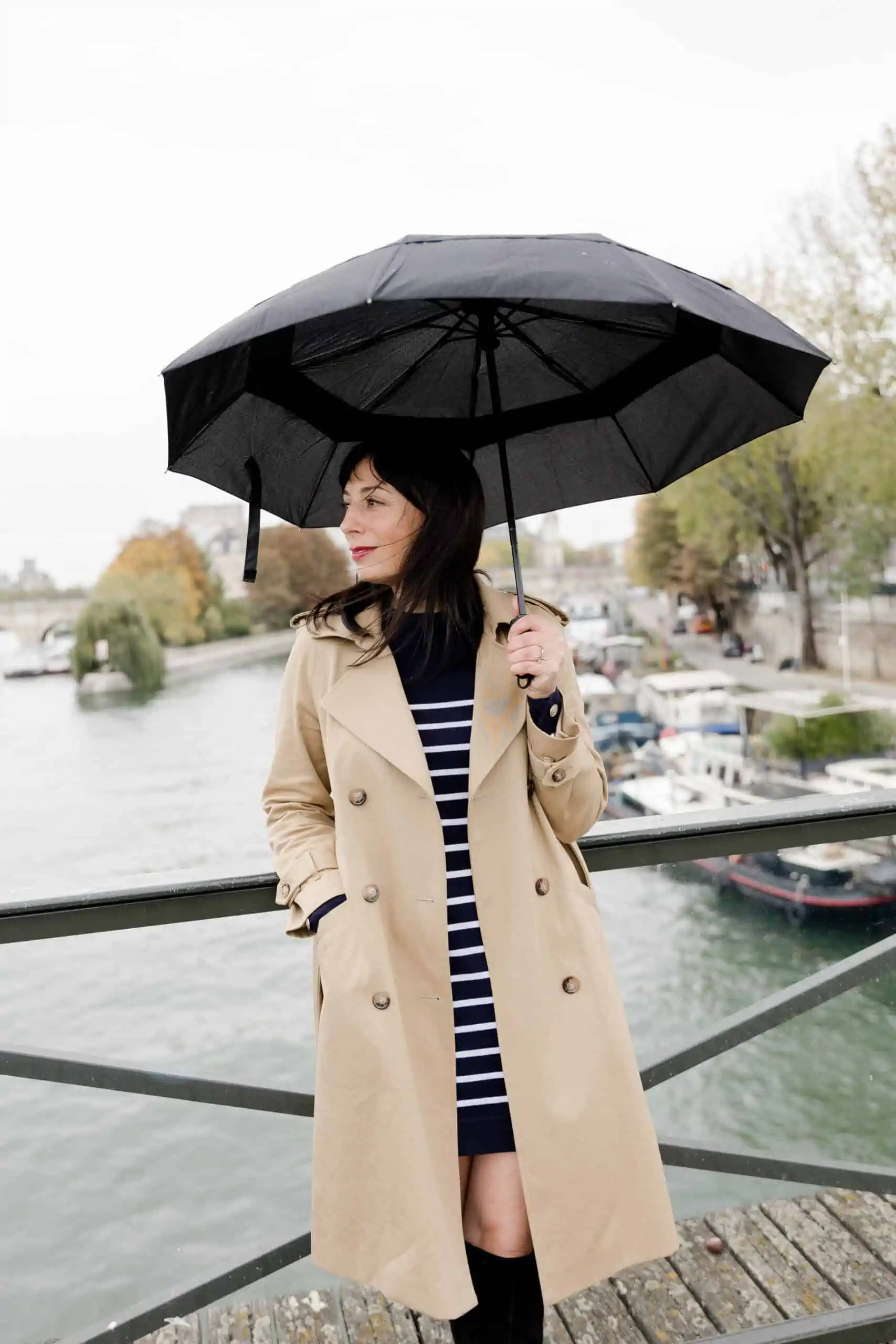 Paris in the rain everyday parisian wearing Sézane trench coat 