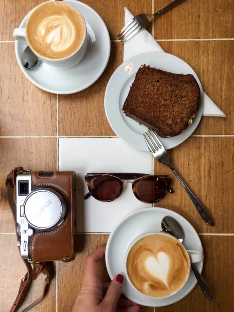 coffee shop food offerings in Paris 