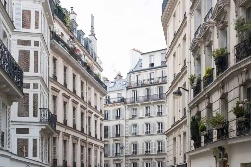 The window seat is excellent - Picture of Robert et Louise, Paris