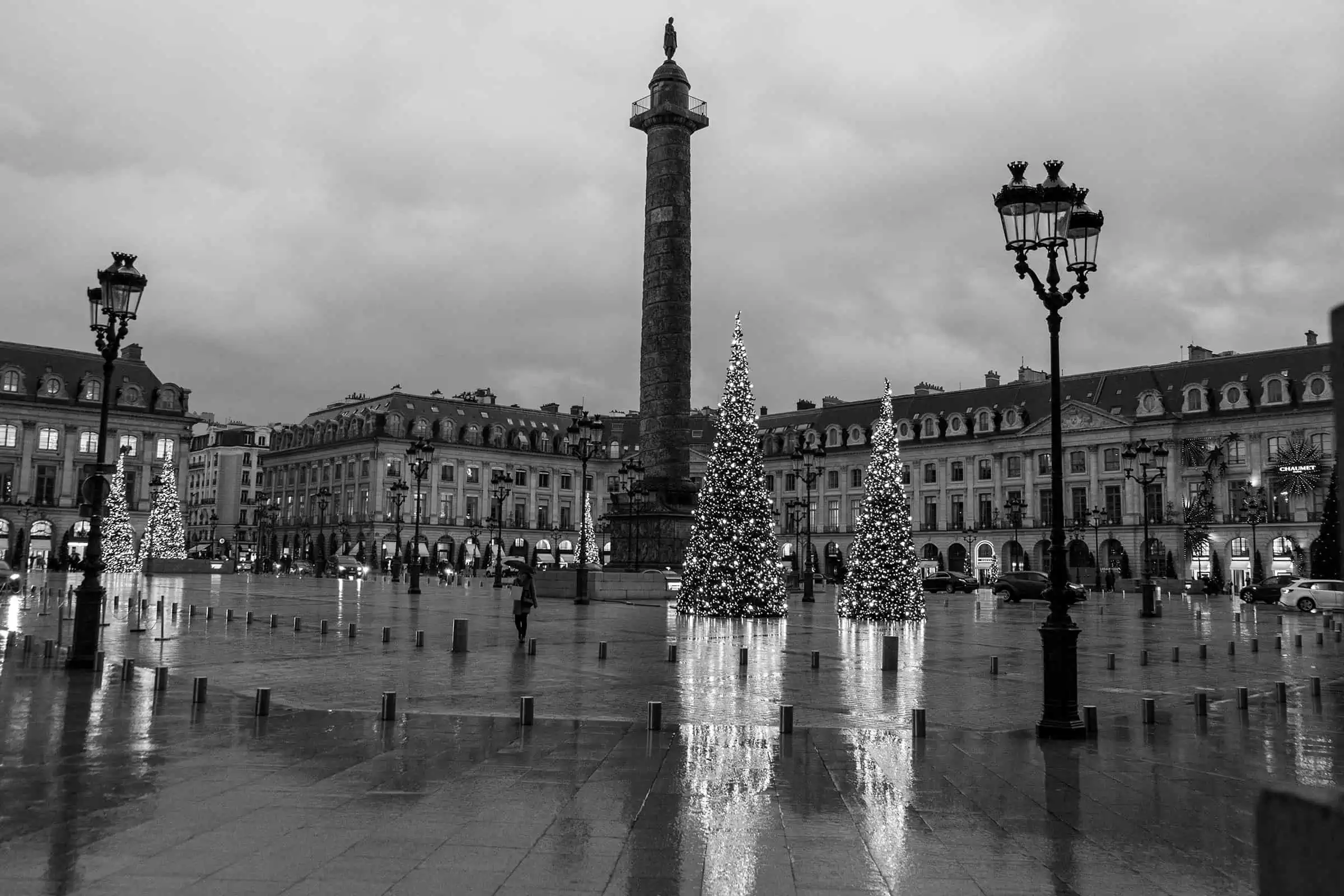 https://everydayparisian.com/wp-content/uploads/2023/12/place-vendome-Christmas-in-Paris.webp