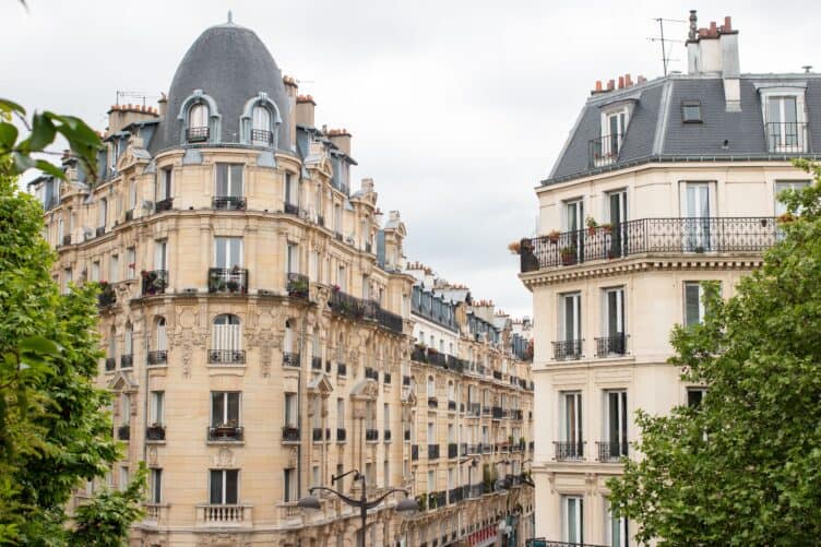 promenade plantee paris view of Parisian buildings 