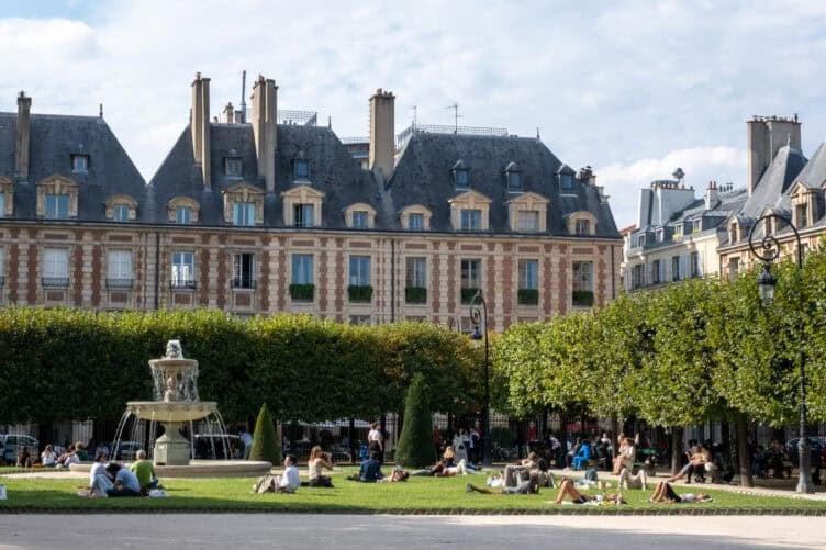 places des vosges Paris picnic season 