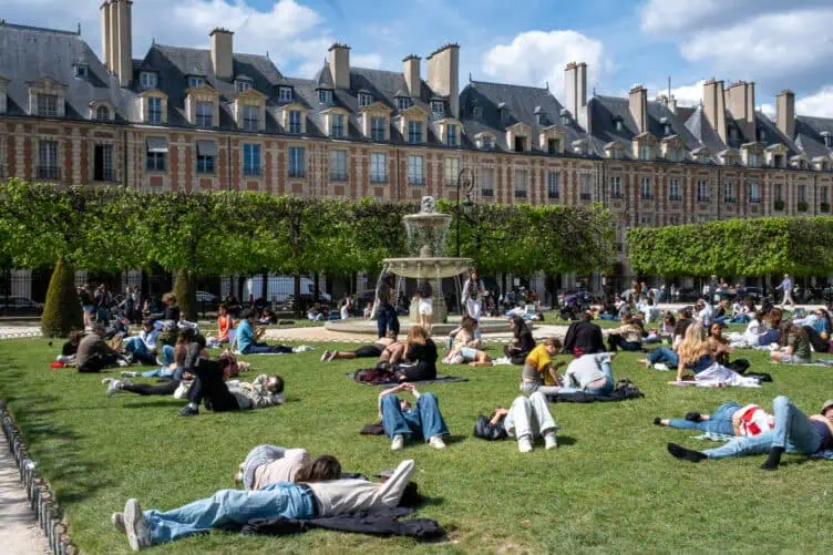 what Parisians are wearing right now spring 2026