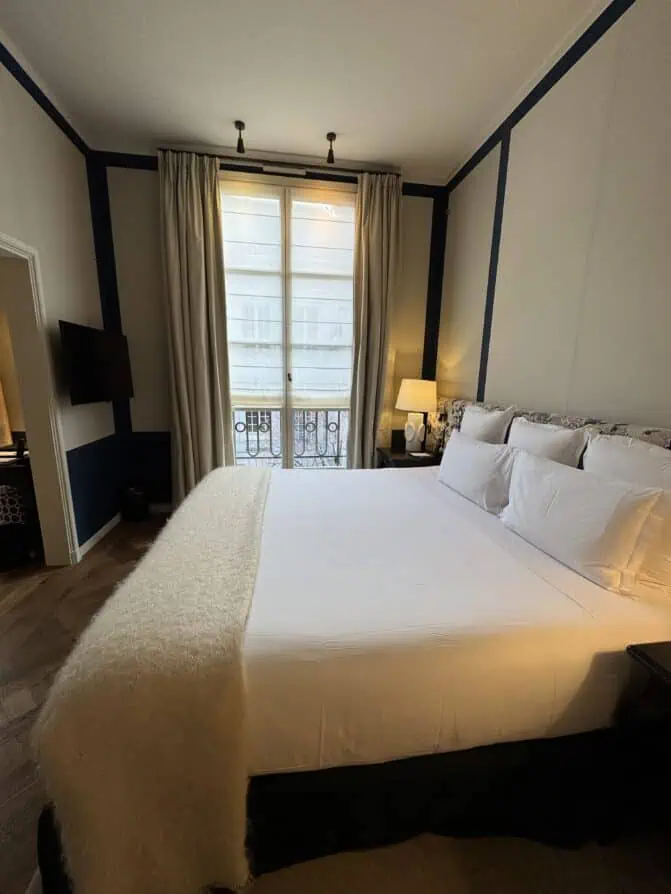 Pavillon de la Reine Paris junior suite room
