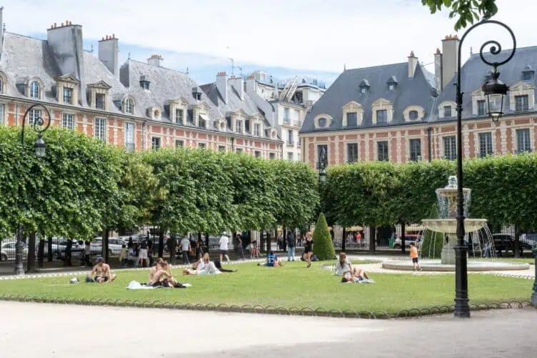 Place des Vosges in the summer