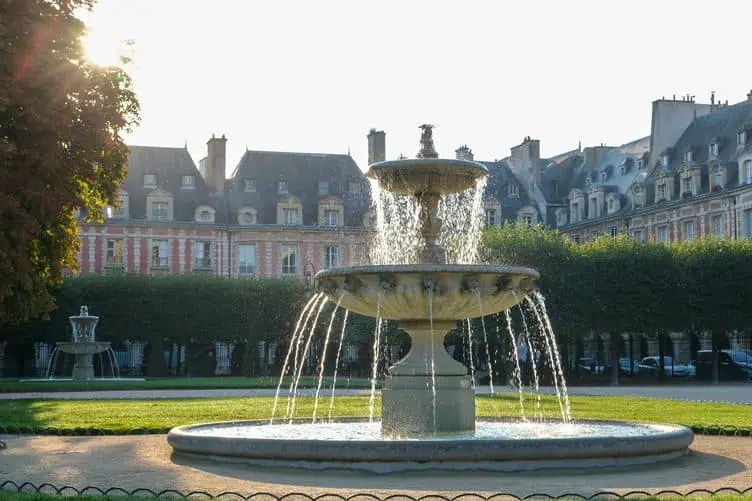 place des Vosges Paris 
