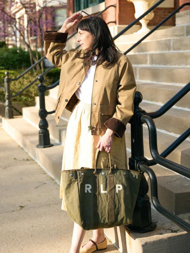 errand tote ✔️ market bag ✔️ dog mom bag ✔️ beach bag ✔️ 

The @alexmillny everyday tote has quickly become a favorite. ❤️ I come up with every excuse to carry it. 

Comment LINK and I will send you all the details, including my coat and shoes (your most asked in dms right now) 

*gifted by Alex Mill 
Photos @yuliasribna